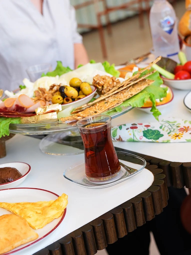 Çay ve kahvaltı tabağı