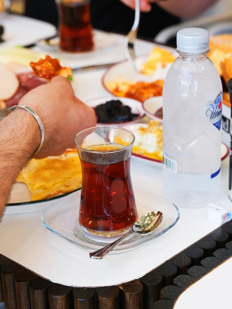 Çay bardağı ve kahvaltı masası