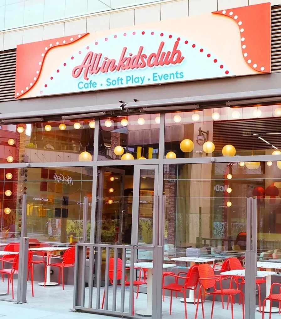 All in Kids Club dış cephe ve kafe oturma alanı
